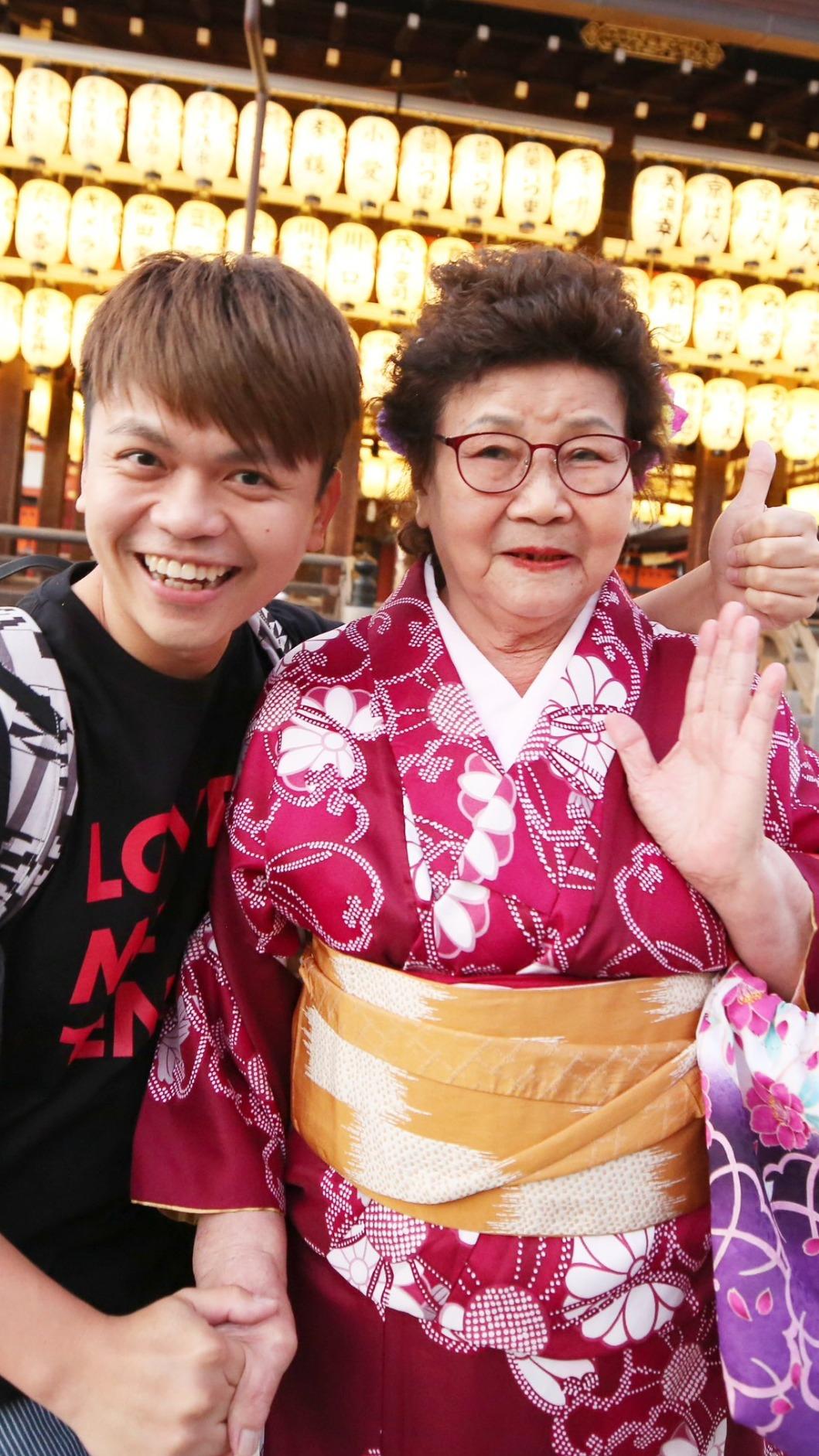 蔡阿嘎和阿嬤感情深厚。(圖/翻攝蔡阿嘎臉書)