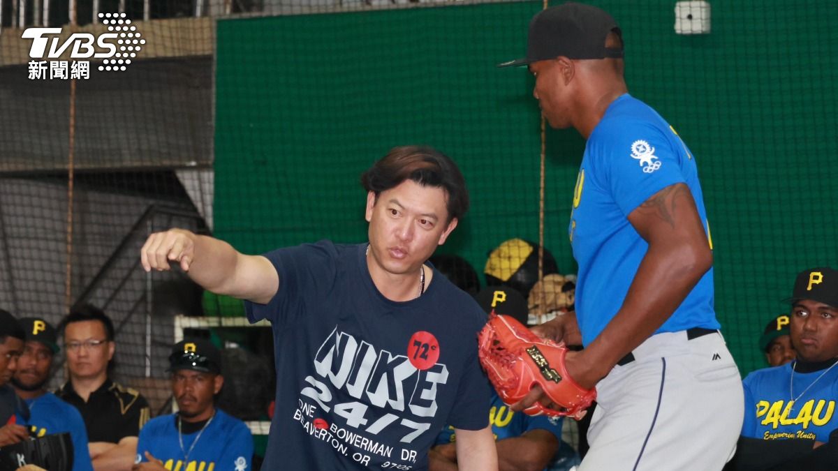 中信兄弟投手教練王建民指導帛琉棒球隊,並教導「伸卡球」。(圖/潘建樺攝)