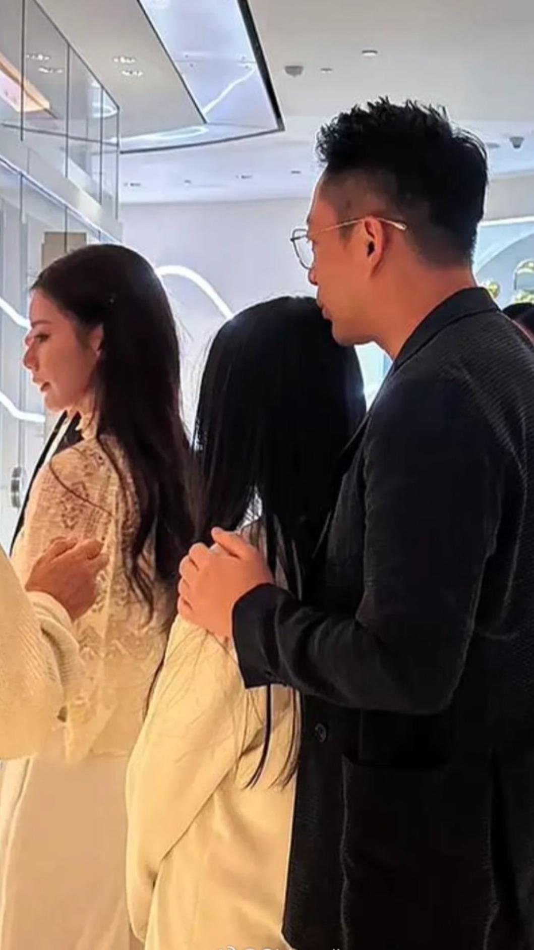 汪小菲手搭著女兒的肩膀。(圖/翻攝自微博)