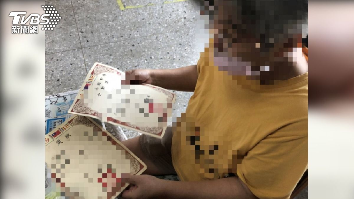 台中嬤闖校尋孫!捧獎狀急喊找不到人 校方聽真相鼻酸:他畢業了