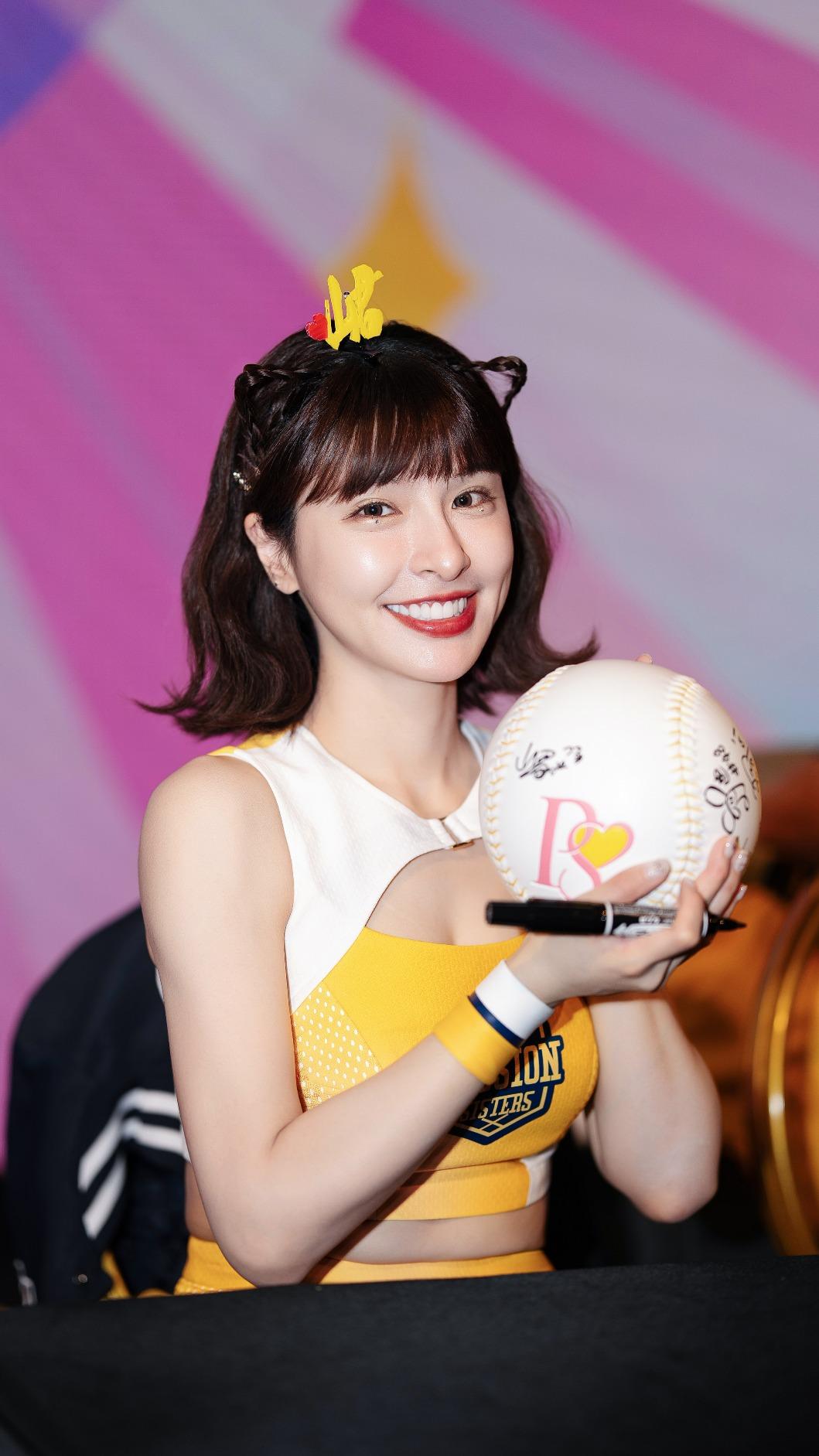 峮峮簽名經驗老道。（圖／Passion Sisters提供）