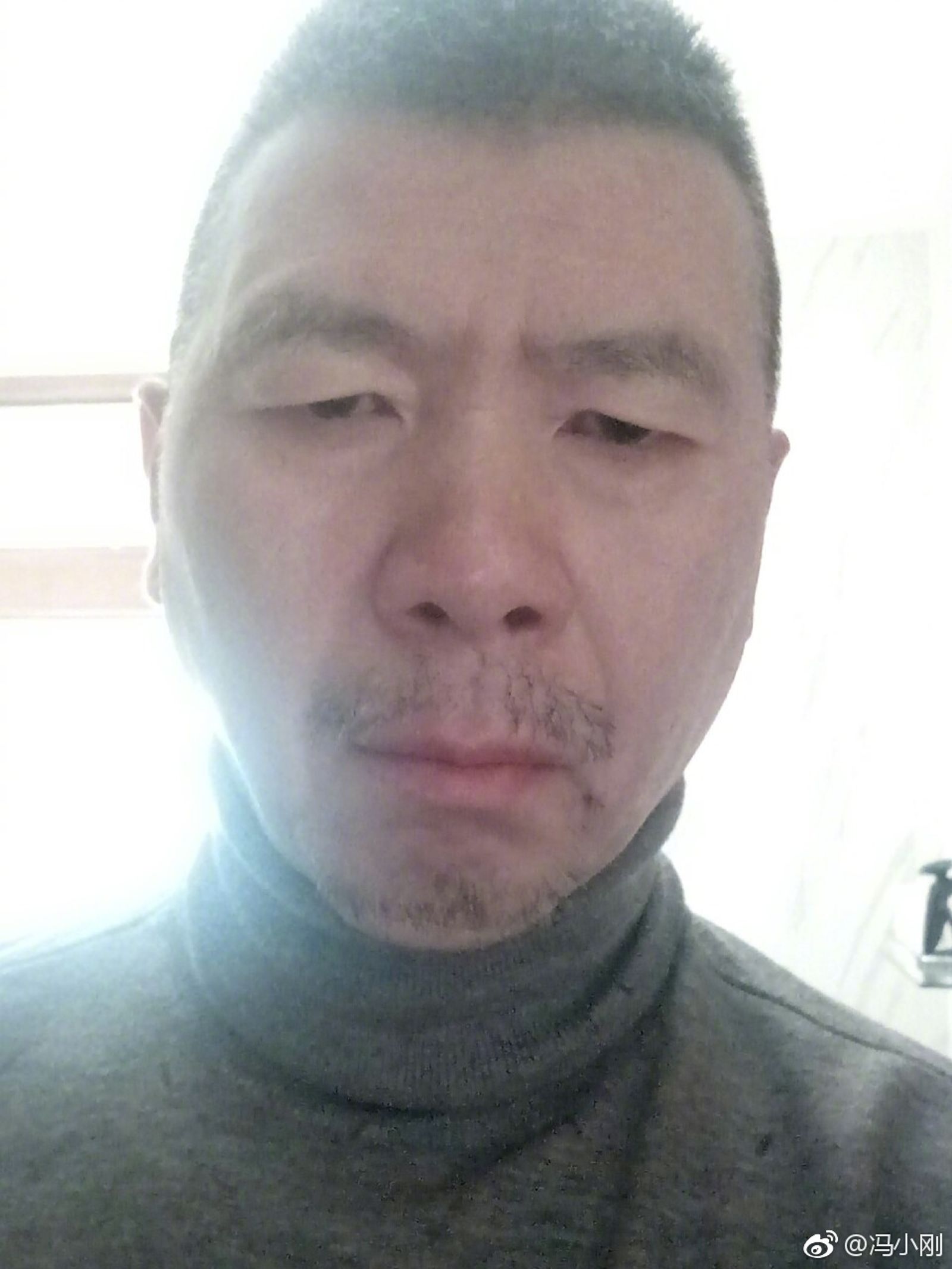 中國大陸導演馮小剛為了女兒在美國洛杉磯購置豪宅,還Long Stay陪伴適應環境。(翻攝馮小剛微博)
