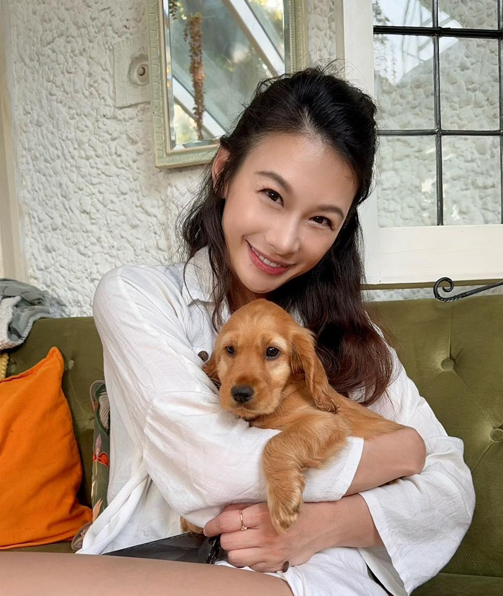 艾莉絲再婚嫁給英國外交官後定居倫敦,經常在社群分享與孩子們在英國的生活點滴。(翻攝艾莉絲FB)