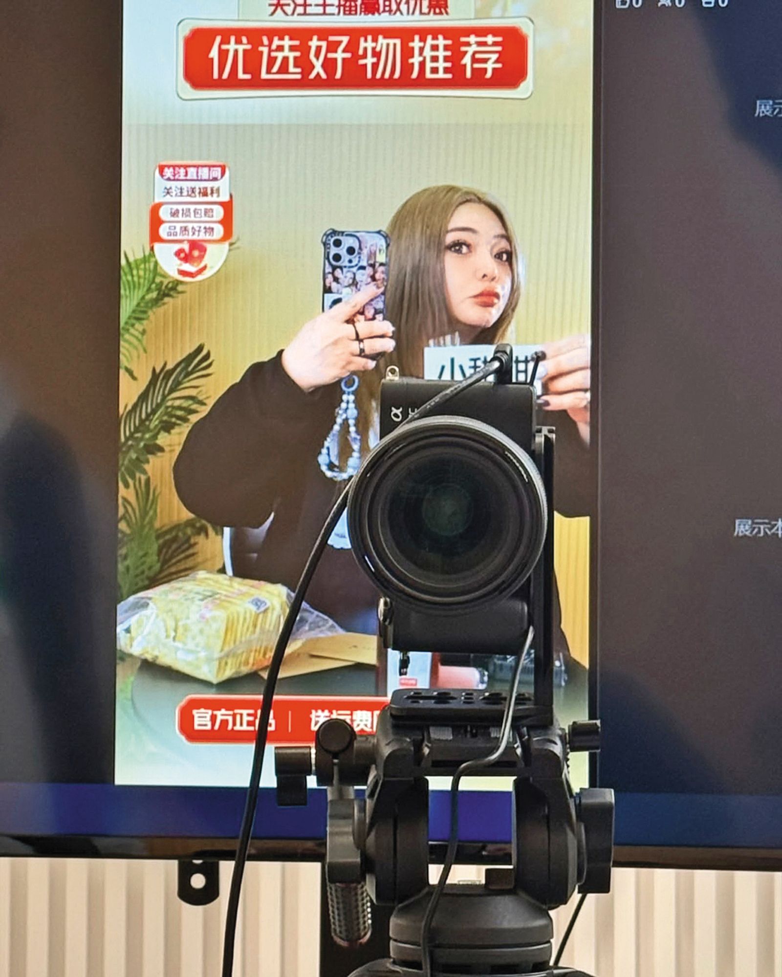 小甜甜為了拚流量,連吃下一整隻蛇都敢做,但成果不如預期。 (翻攝自小甜甜IG)