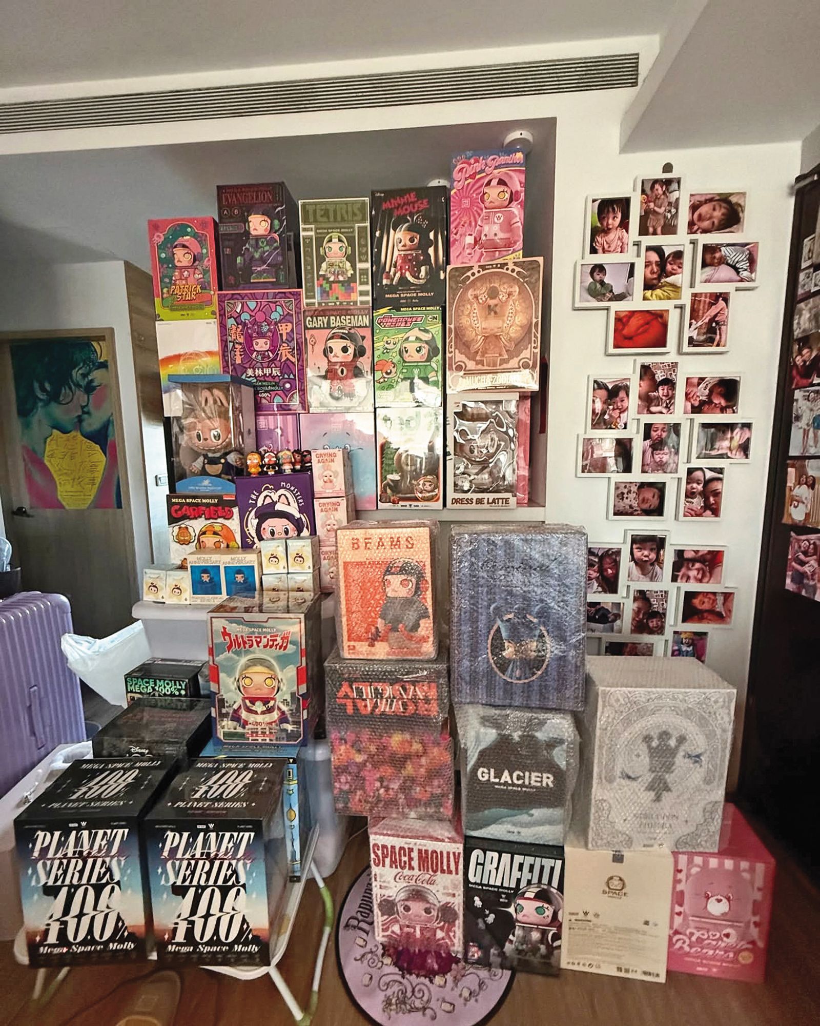 小甜甜在臉書曬出自己的玩偶收藏,就在台灣的家中。 (翻攝自小甜甜IG)