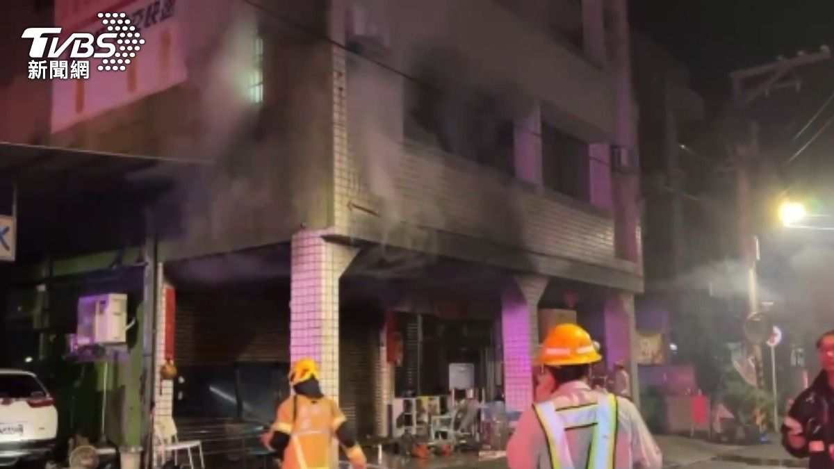高雄民宅起火!屋主尿急驚見「周圍全是煙」急拉妻兒逃命