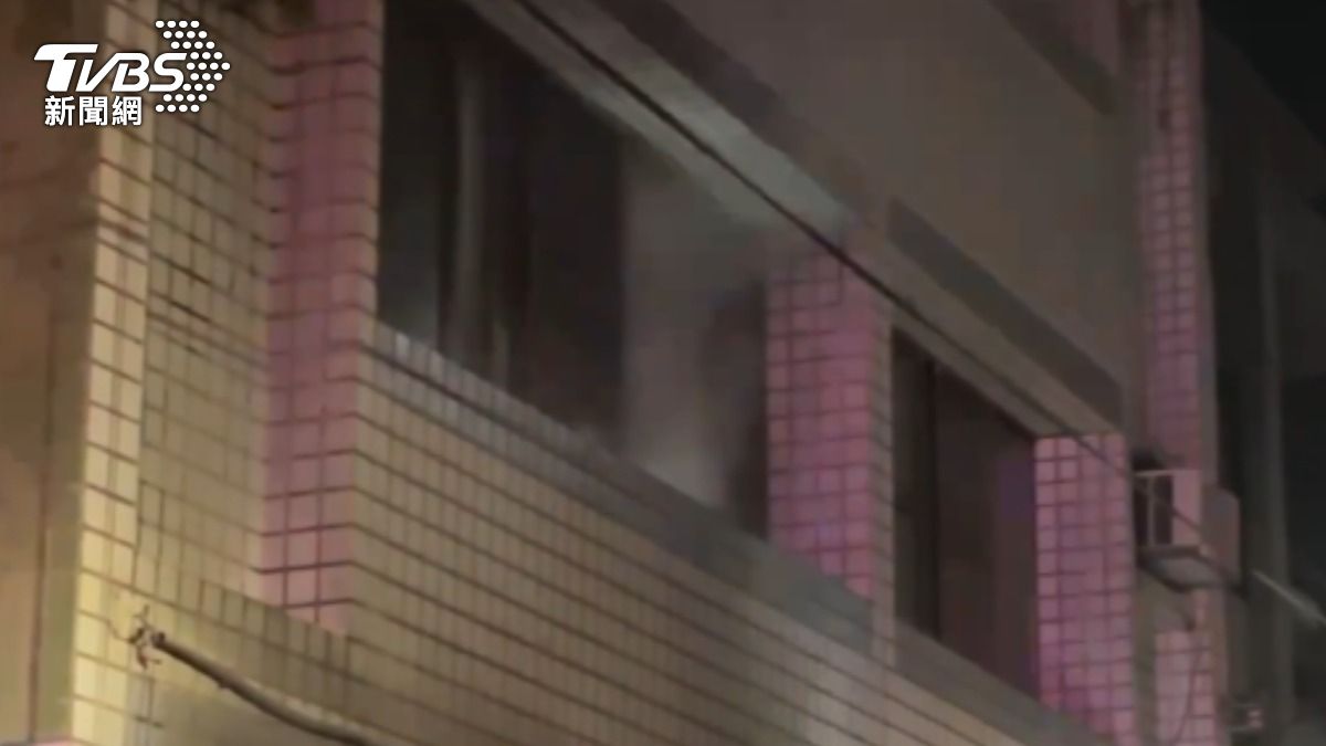 屋主一家四口驚覺周圍皆是濃煙，立刻逃生保命。（圖／TVBS）