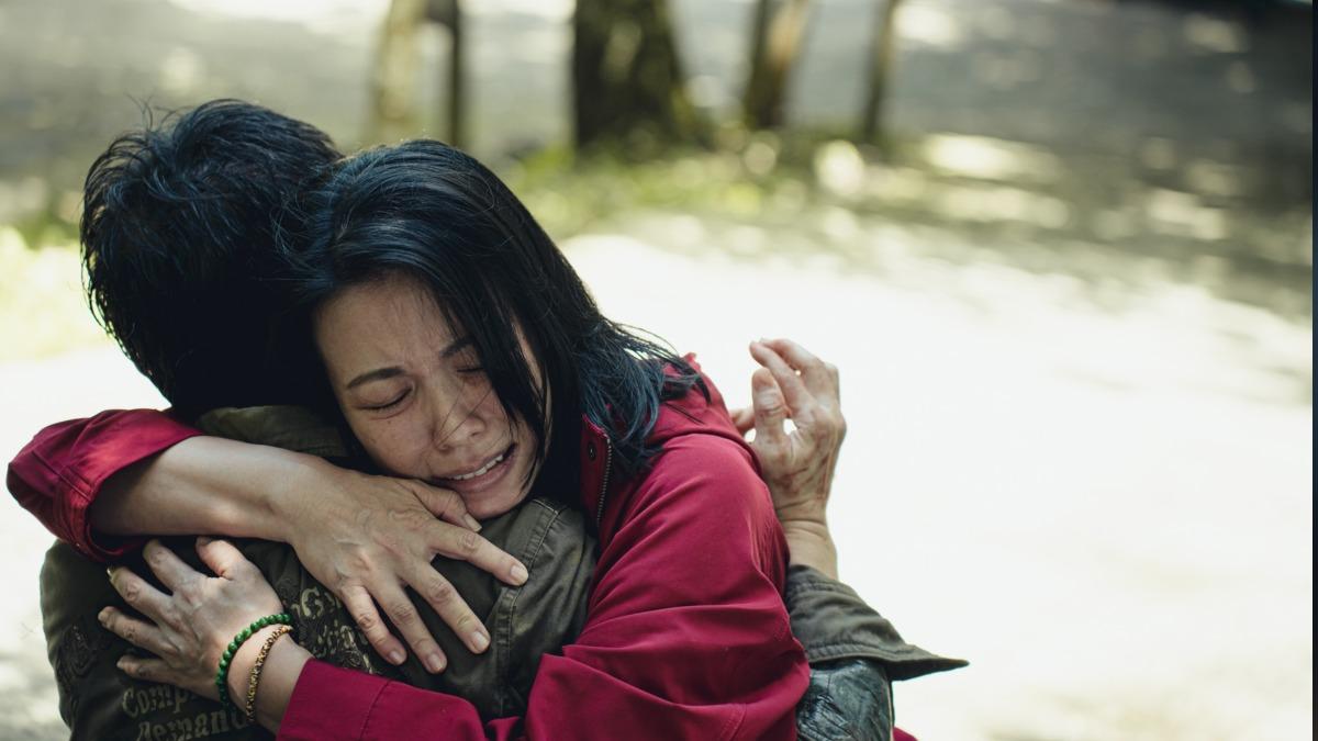 《山忌 黃衣小飛俠》陳孝萱、陳如山首次合作扮演一對苦情夫妻。（圖／威視電影提供）