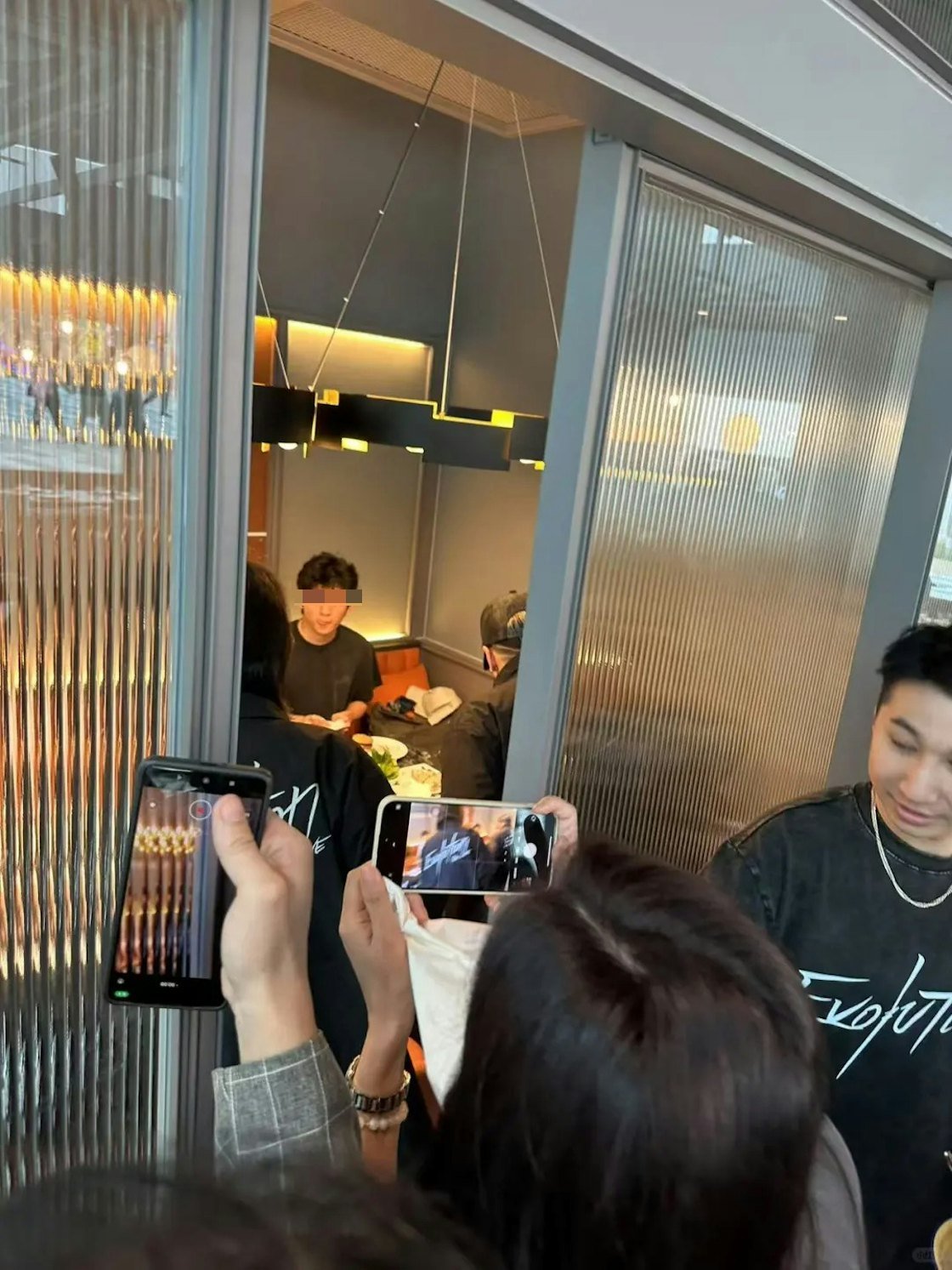 謝霆鋒攜2兒子在演唱會前吃午餐,吸引大批粉絲朝聖拍照。(圖/翻攝自小紅書)