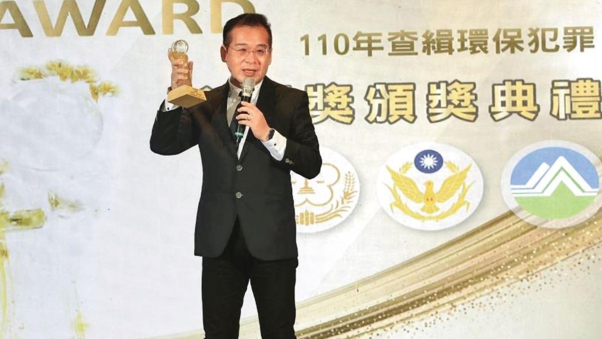 揭穿環境部淫狼2／熊抱強吻全都來　李健育伸狼爪還問：妳想當到什麼職位