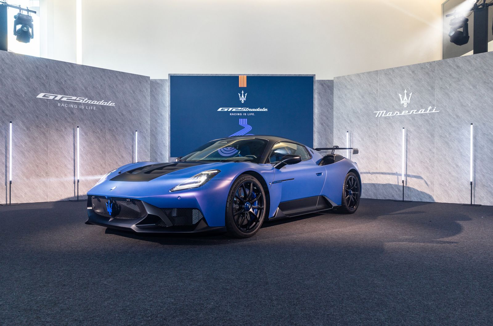 作為三叉戟性能標竿之作，GT2 Stradale 車名中的「Stradale」 源自於義大利文的「街道」，象徵 Maserati 將賽車科技轉化為日常駕馭樂趣的堅持與追求。
