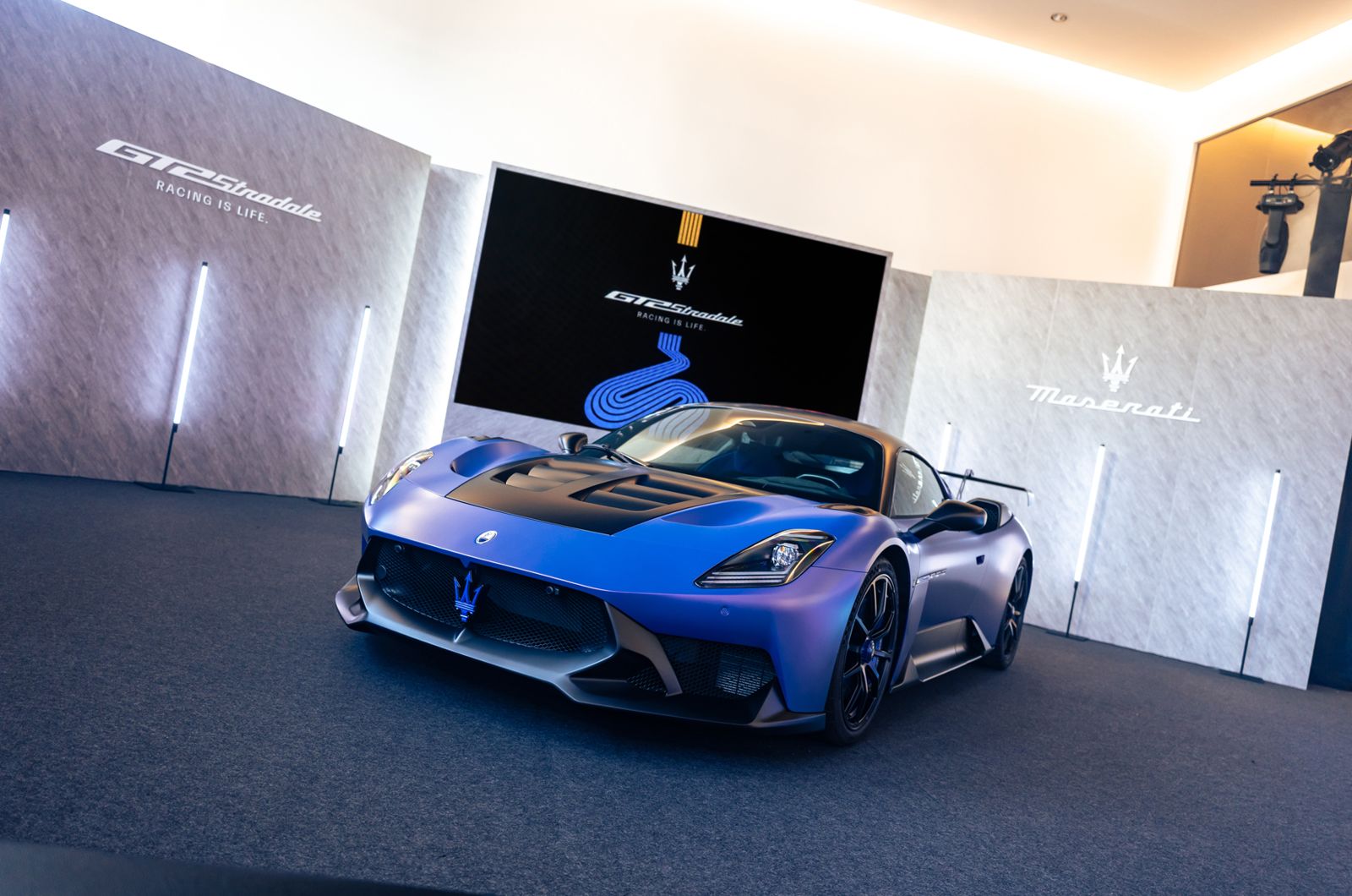 作為三叉戟性能標竿之作，GT2 Stradale 車名中的「Stradale」 源自於義大利文的「街道」，象徵 Maserati 將賽車科技轉化為日常駕馭樂趣的堅持與追求。