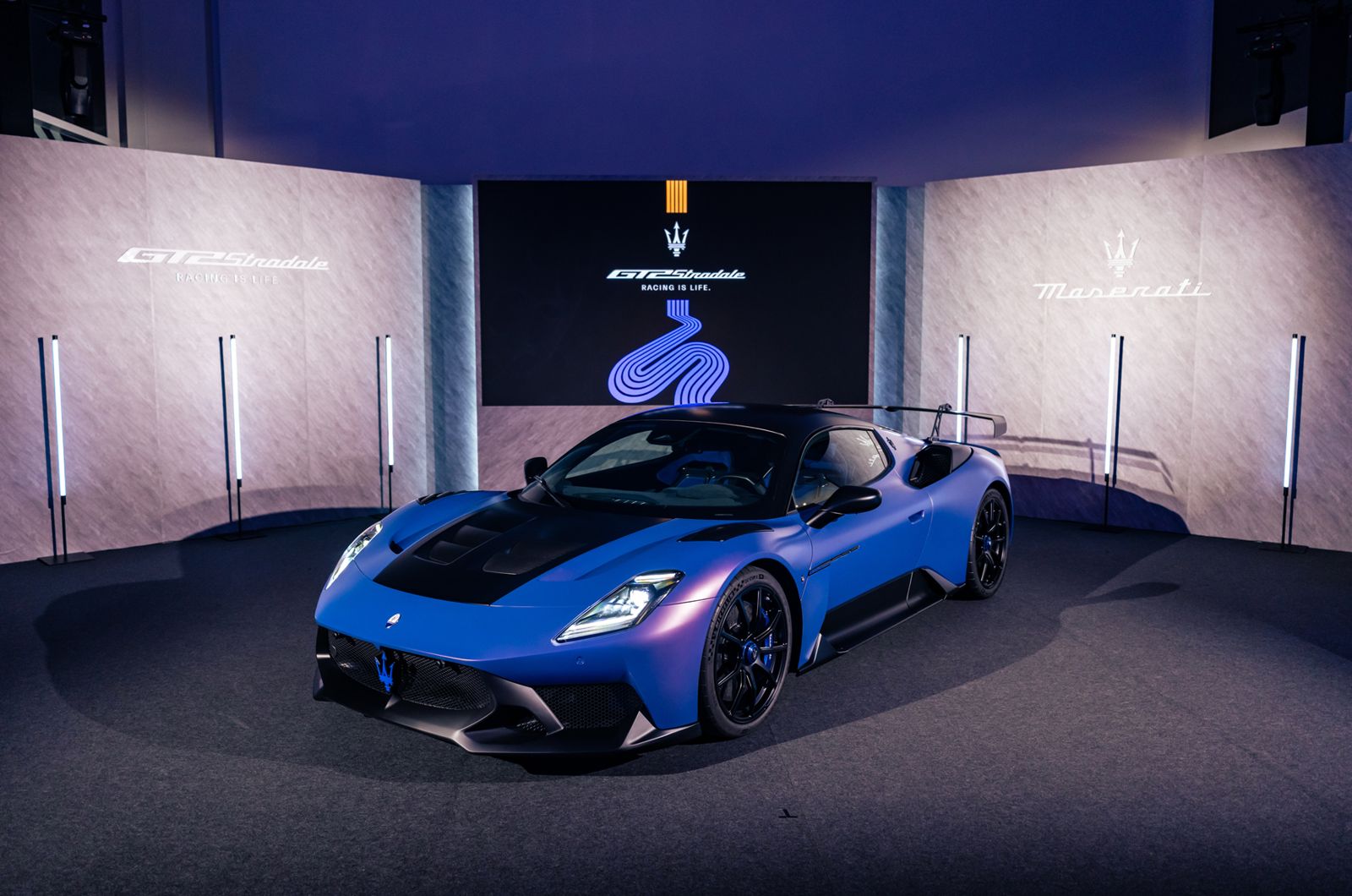 作為三叉戟性能標竿之作，GT2 Stradale 車名中的「Stradale」 源自於義大利文的「街道」，象徵 Maserati 將賽車科技轉化為日常駕馭樂趣的堅持與追求。