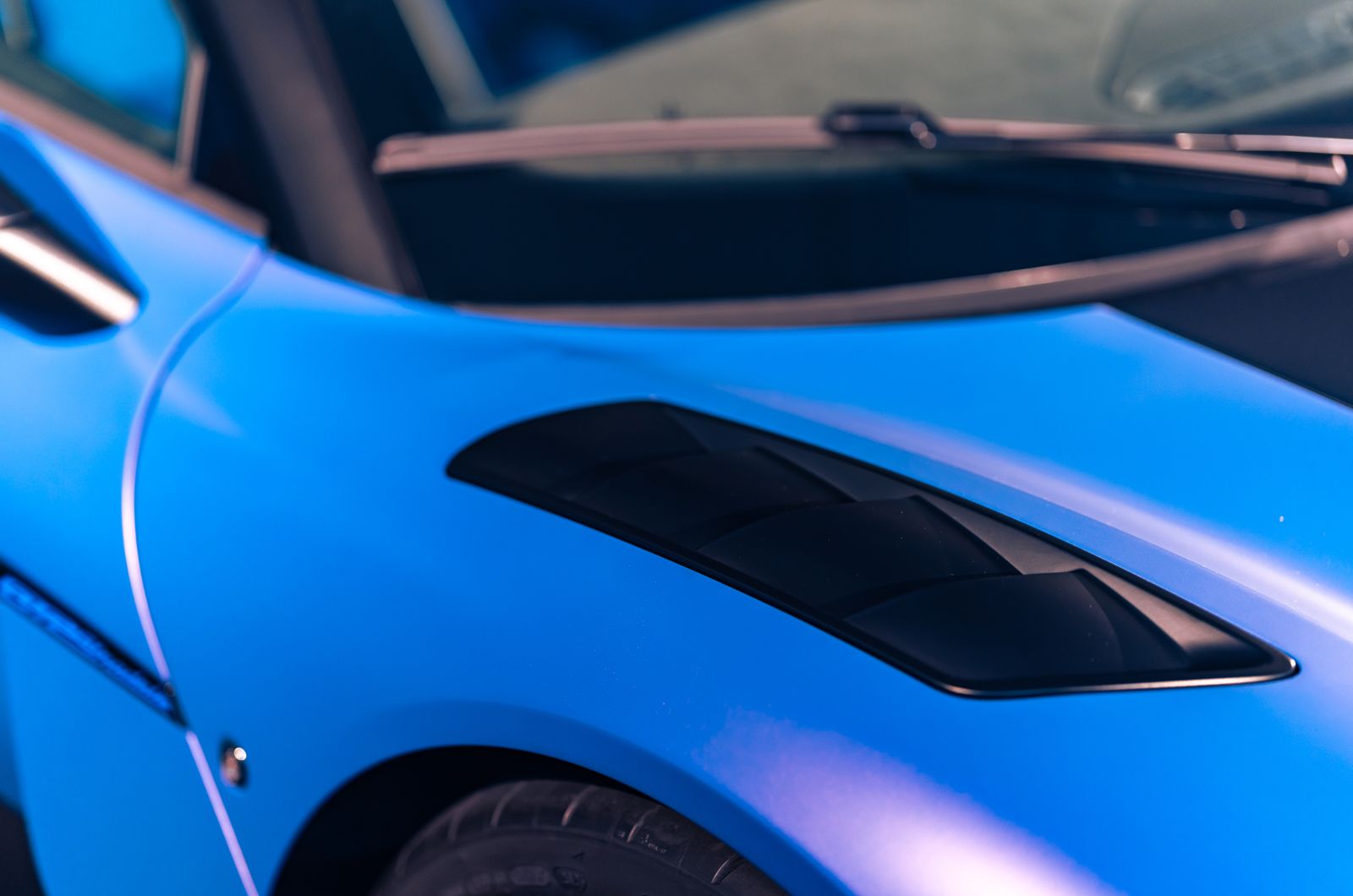 外觀設計上，GT2 Stradale 延續 Maserati GT2 賽車銳利奔放的輪廓語彙，低伏而寬闊的車頭線條營造出超跑獨有的強悍氣場	，碳纖維前下擾流與 100% 碳纖維前艙蓋上的大面積出風口，不僅優化空氣力學效能，同時強化冷卻表現，展現源自賽道的技術本質。