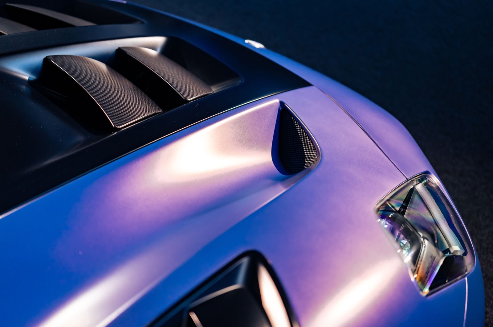 外觀設計上，GT2 Stradale 延續 Maserati GT2 賽車銳利奔放的輪廓語彙，低伏而寬闊的車頭線條營造出超跑獨有的強悍氣場	，碳纖維前下擾流與 100% 碳纖維前艙蓋上的大面積出風口，不僅優化空氣力學效能，同時強化冷卻表現，展現源自賽道的技術本質。