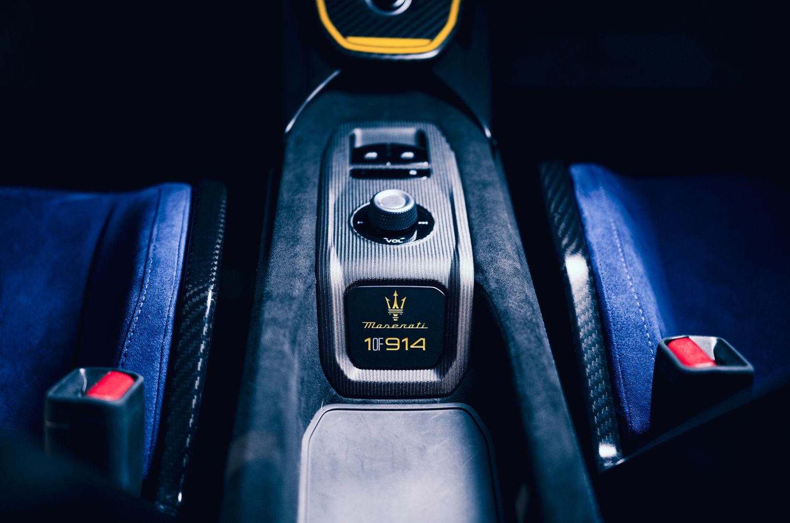 GT2 Stradale 結合 Maserati GT2 賽車與 MC20 的設計語彙，搭載由 Dallara 賽車工作室打造的單體式碳纖維車艙，以黑色 Alcantara 麂皮材質鋪陳，勾勒出極具駕駛導向的競技氛圍，同時降低擋風玻璃反光，提升駕駛專注度。