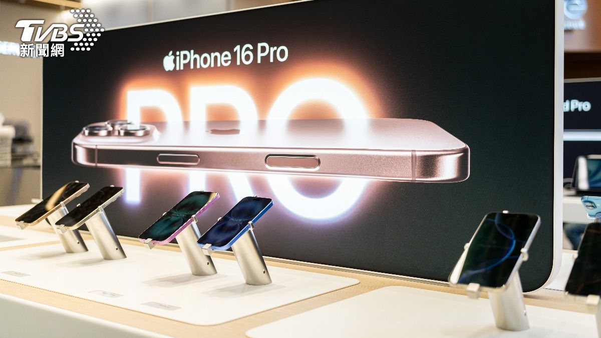 根據外電報導，蘋果公司預計在2027年推出兩款20周年紀念版iPhone。（示意圖／shutterstock達志影像）