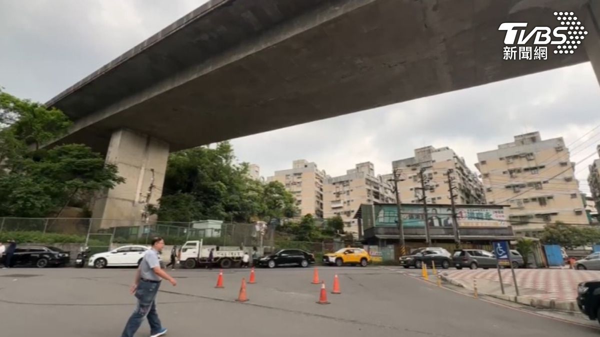 驚險!國三基隆基金交流道 「50公分水泥塊崩落」險砸民眾
