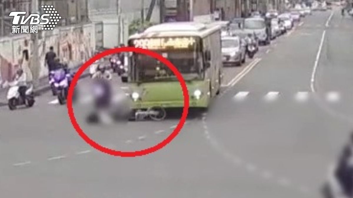 新北Ubike女騎士遭公車撞擊　險被輾過驚險現場曝光