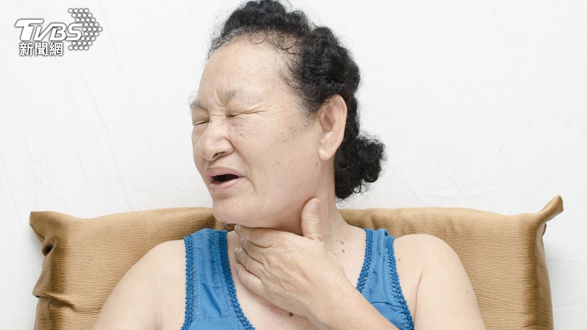 脖子腫腫的　婦竟長13公分芭樂大甲狀腺結節「氣管歪一邊」