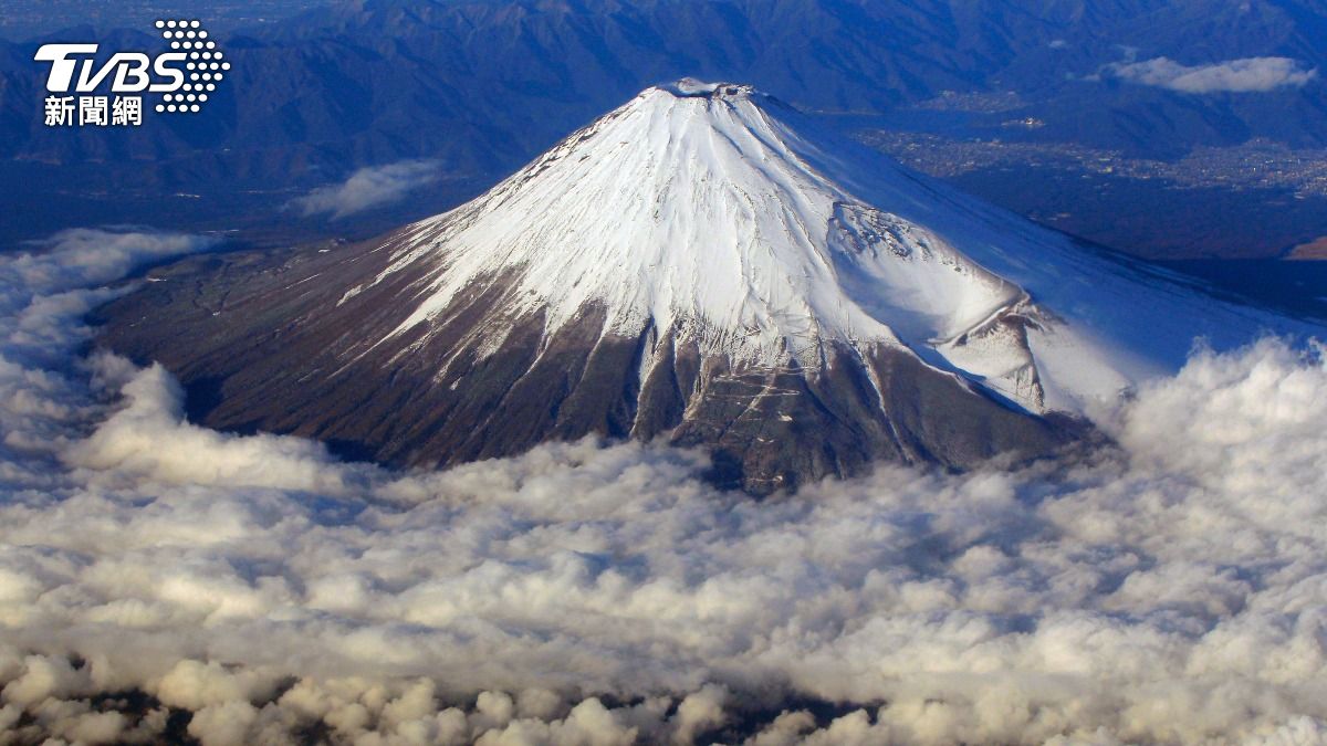 日本富士山目前仍因積雪不開放大部分道路,但仍有許多外國登山客違反規定強行闖入。(圖/達志影像美聯社)