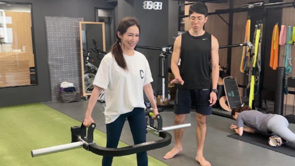 蕭亞軒2年半動刀5次!終於露面美成這樣 暴哭復健過程曝