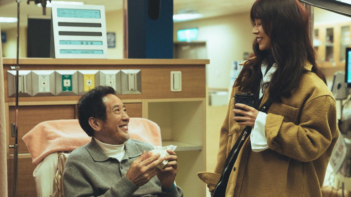 秦漢逢人就說冷笑話,讓女兒謝盈萱直翻白眼。(圖/Netflix提供)