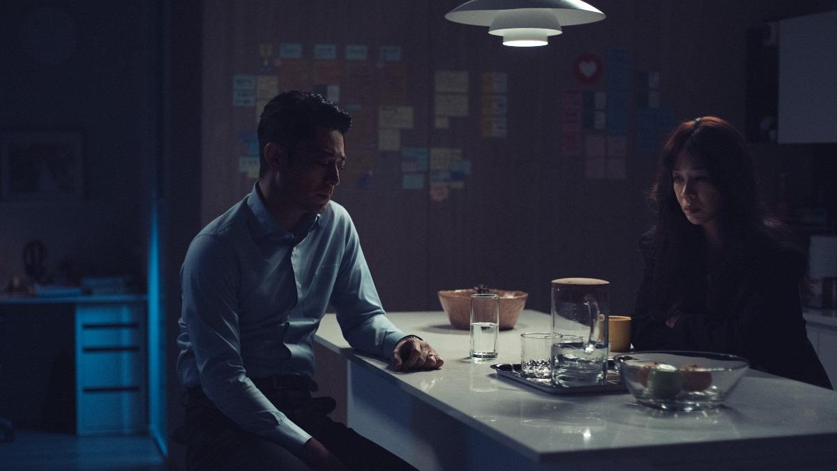 霍建華(左)、謝盈萱就劇中面臨婚姻困境 。(圖/Netflix提供)