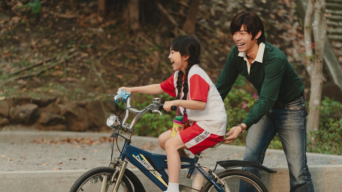 王柏傑驚喜客串,演出年輕時的秦漢。(圖/Netflix提供)