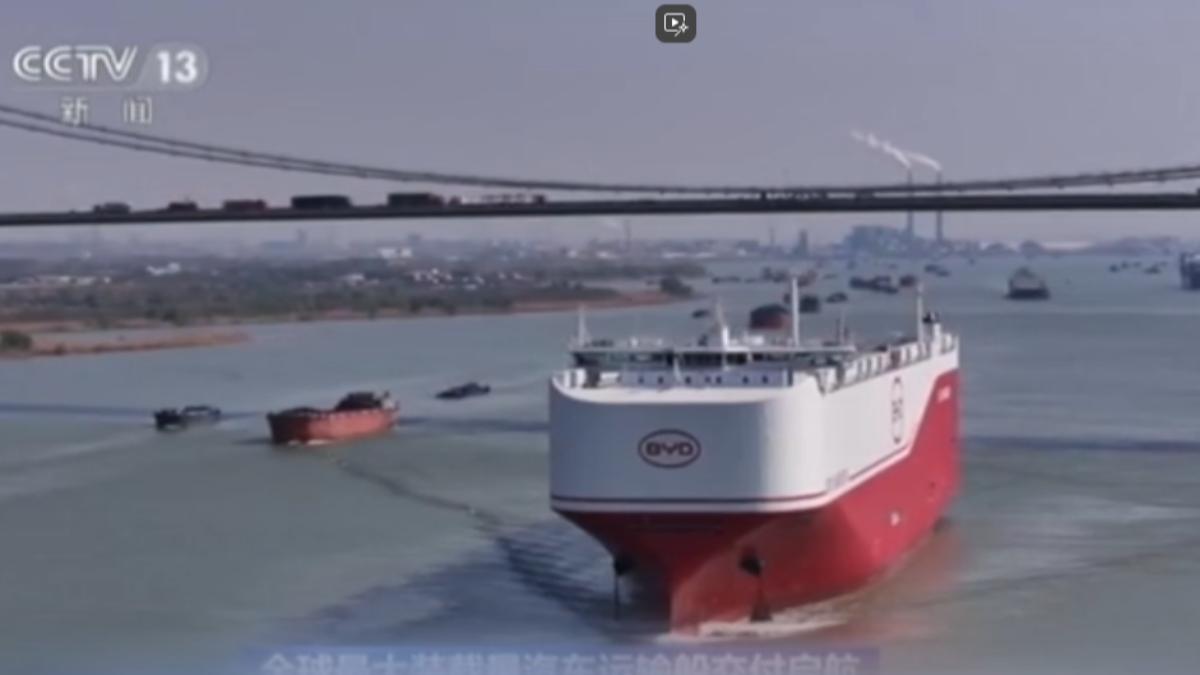 全球最大汽車運輸船「深圳號」 20個足球場大(圖/CCTV13)