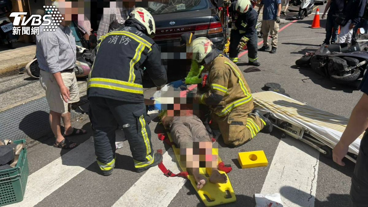 快訊/基隆轎車倒車暴衝!1女慘困車底 機車遭拖行畫面曝