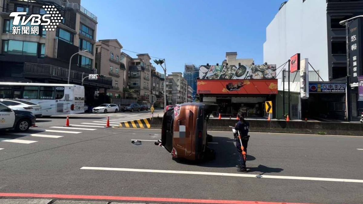 女駕駛自強六路轉彎直撞分隔島。（圖／民眾提供）