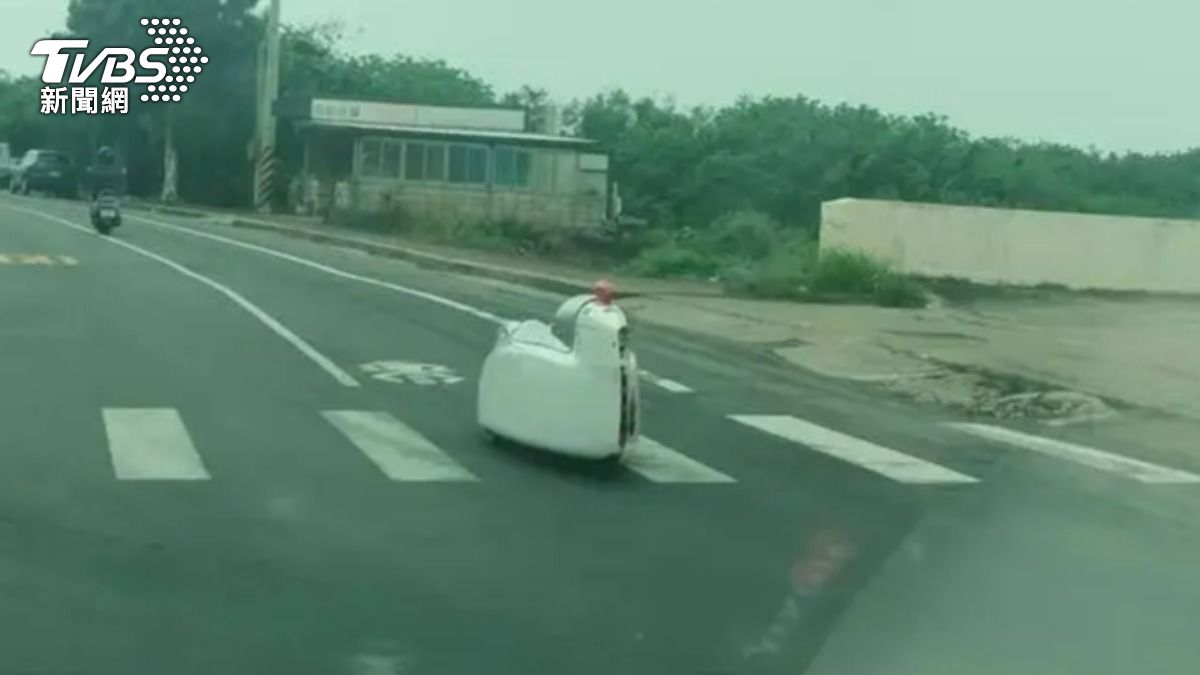 新竹西濱驚見「潛水艇自行車」！警：上路罰300元禁通行