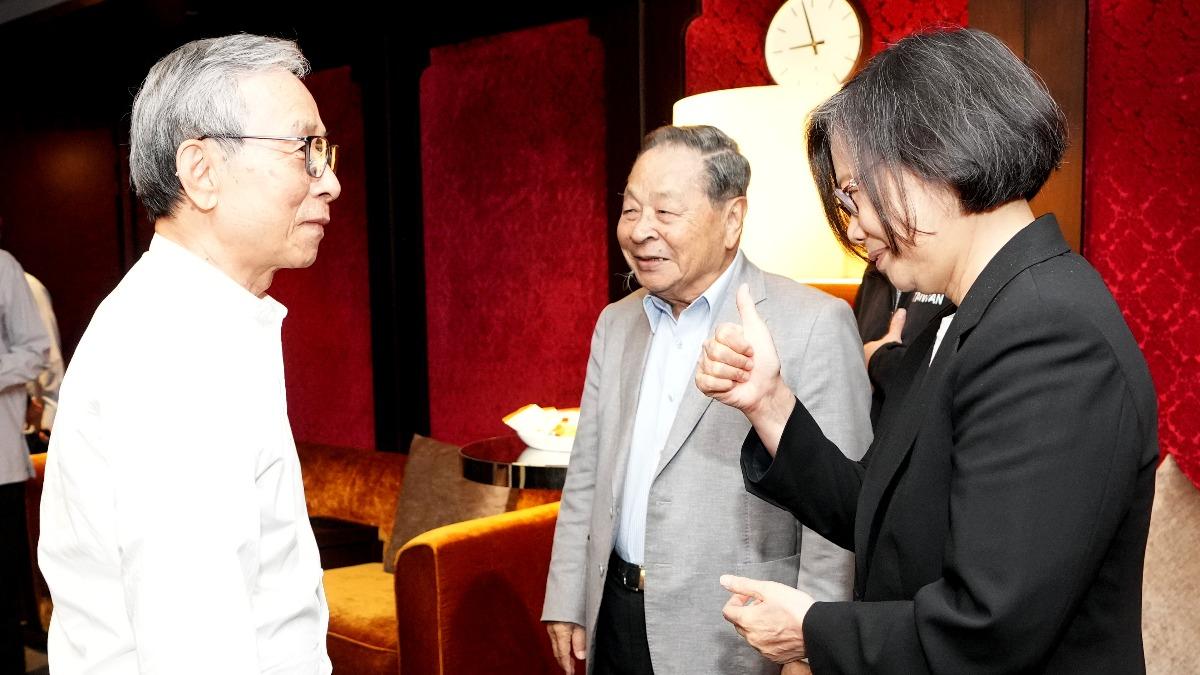蔡英文無預警現身全場暴動!同框吳念真全程講台語 罕提兒時往事