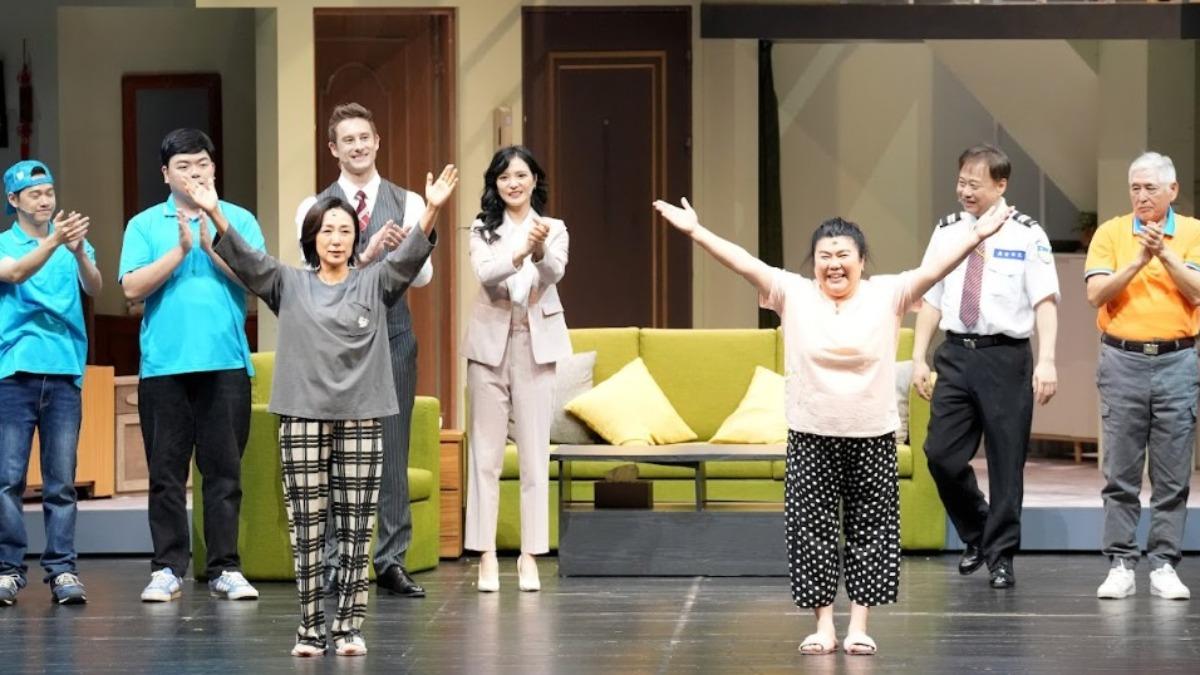 黃韻玲(左)、林美秀劇中演出揪心姊妹檔。(圖/綠光劇團提供)