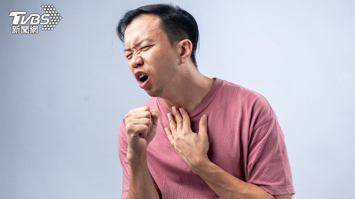 30年老菸槍愛K歌卻狂咳「飆不了高音」 就醫驚罹早期肺癌