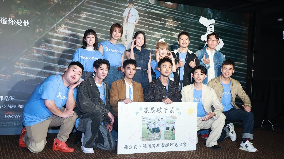 施柏宇秀狂野落腮鬍南北跑扛宣傳 被拱破千萬穿女生制服
