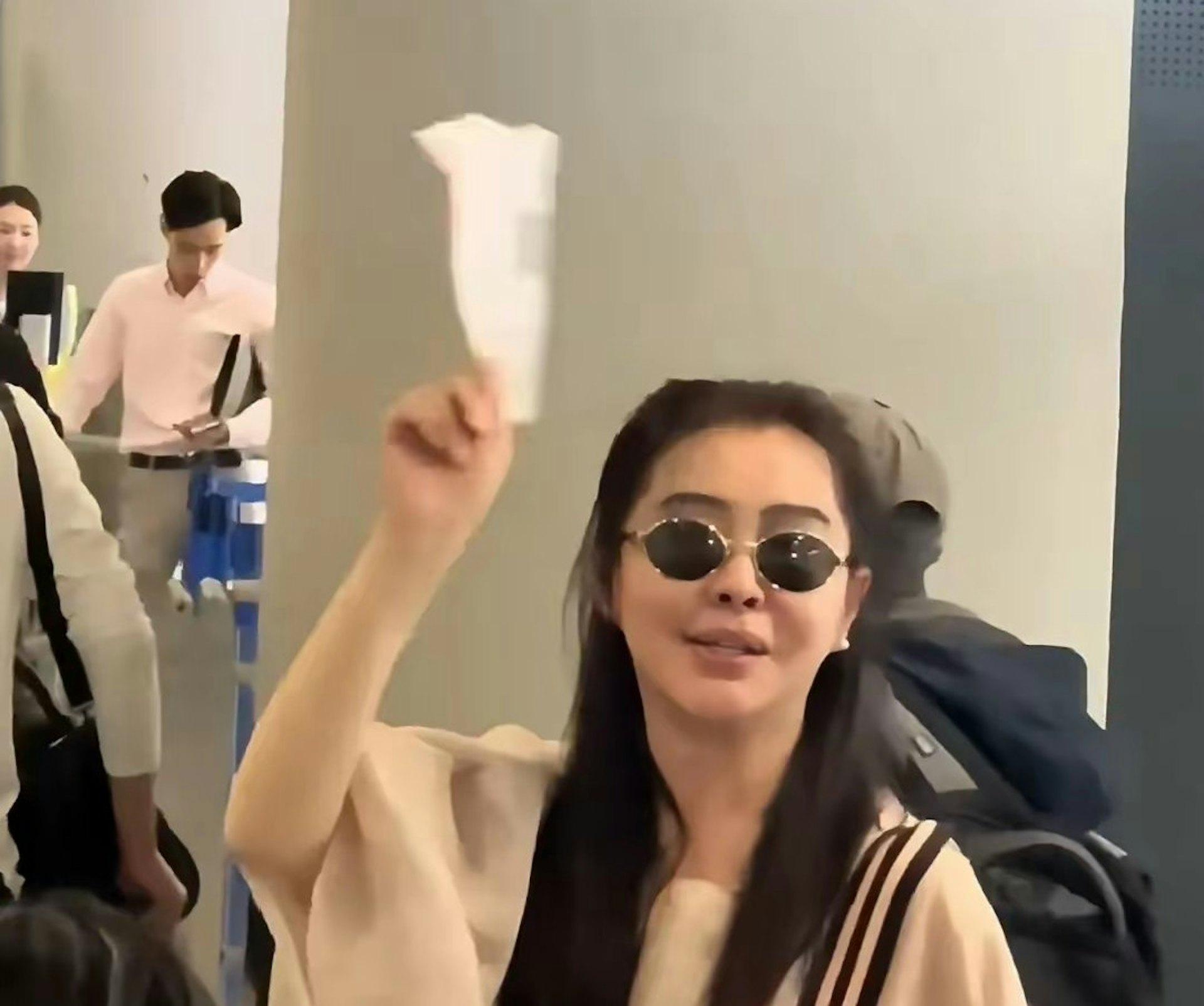 王祖賢十分親民，頻頻向在場的粉絲道別。 （圖／翻攝自微博）