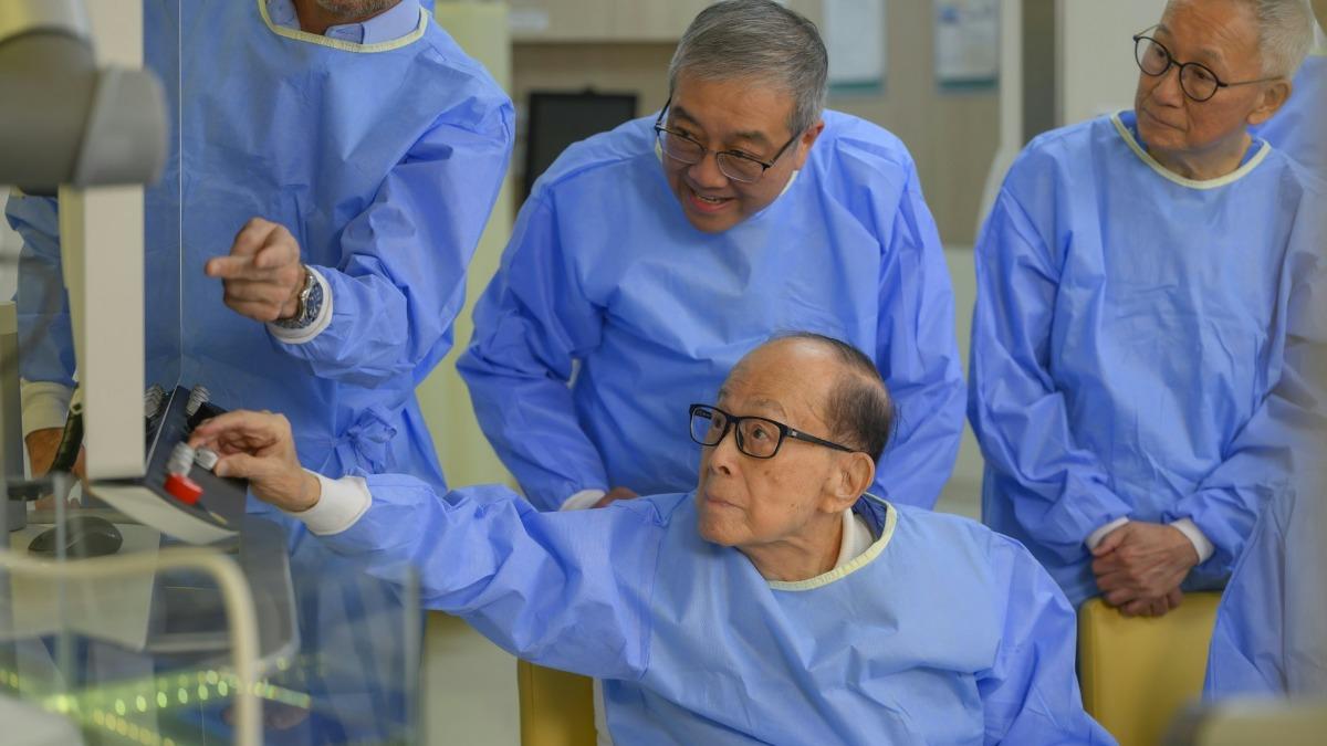 李嘉誠親身參與肝癌無創組織碎化系統的示範。(圖/養和醫療集團提供)