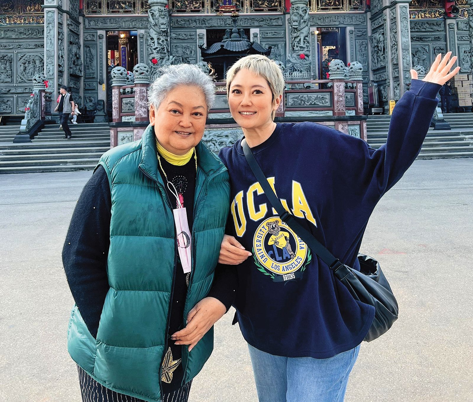 劉曉憶(右)和資深歌手母親孔蘭薰(左)相依為命。(圖/翻攝自劉曉憶臉書)