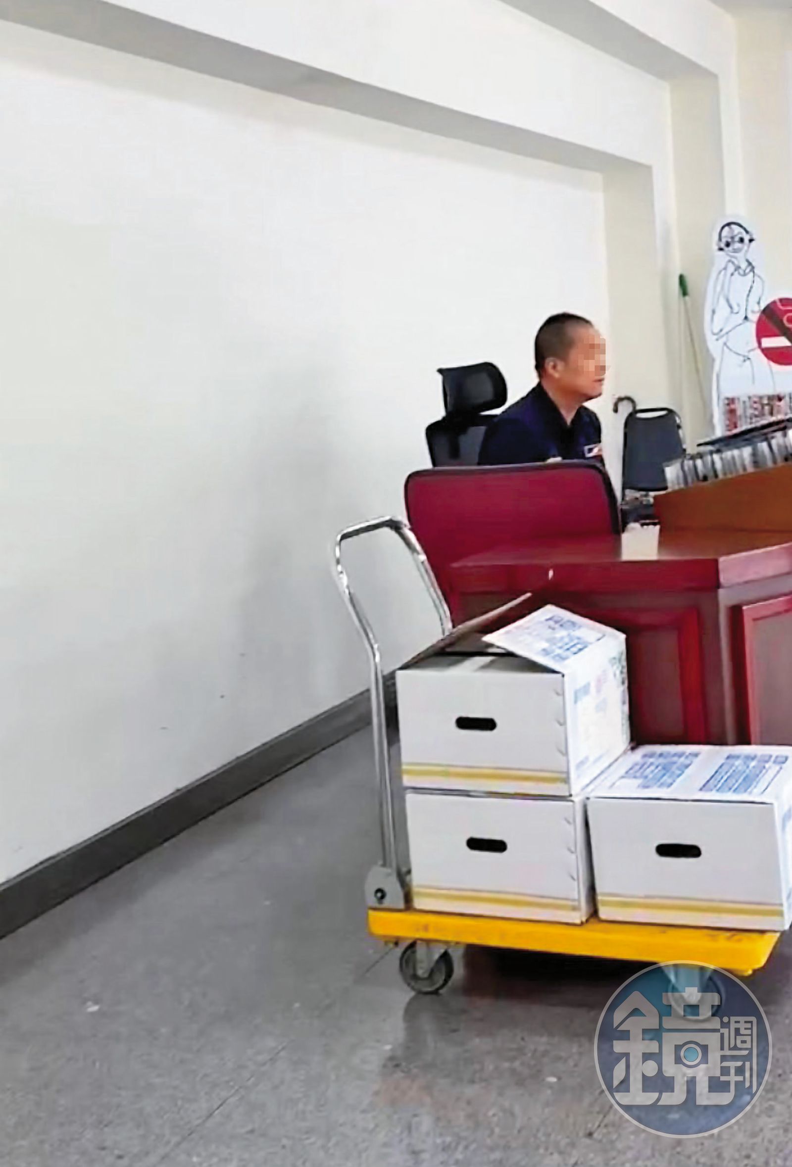 吳姓駐衛警用上班時間揪團購,還把台北市議會警衛台當成交易地點。(圖/讀者提供)