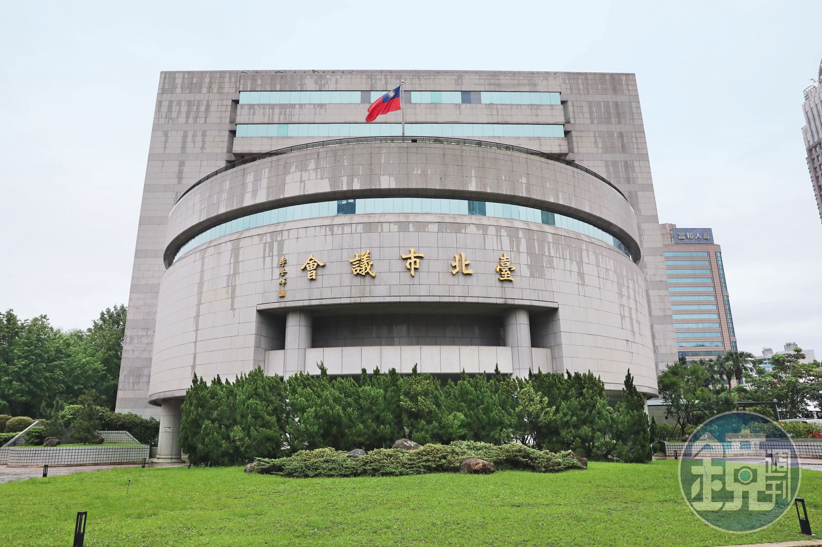 台北市議會亂象叢生,員工質疑高層及相關單位放任、包庇。(圖/鏡週刊)