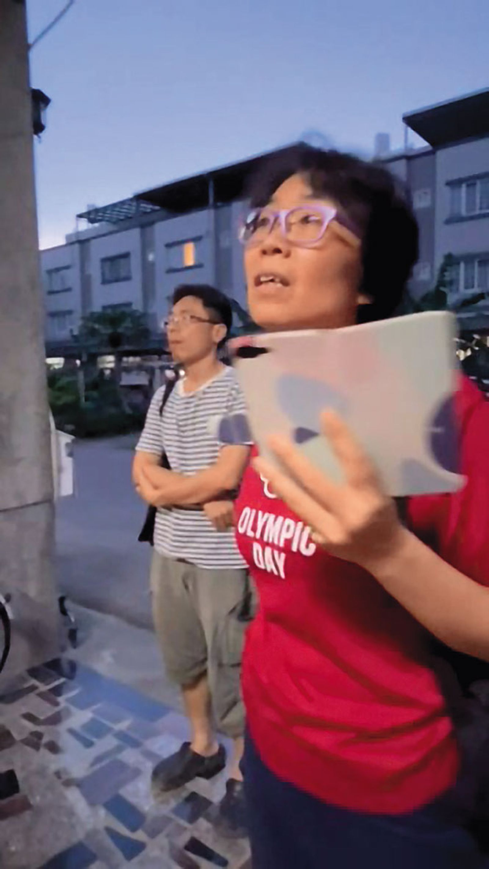 陳錦龍（左）與陳慧娟（右）警官姊弟，遭A小姐指控製造假債權來騙錢。（圖／讀者提供）