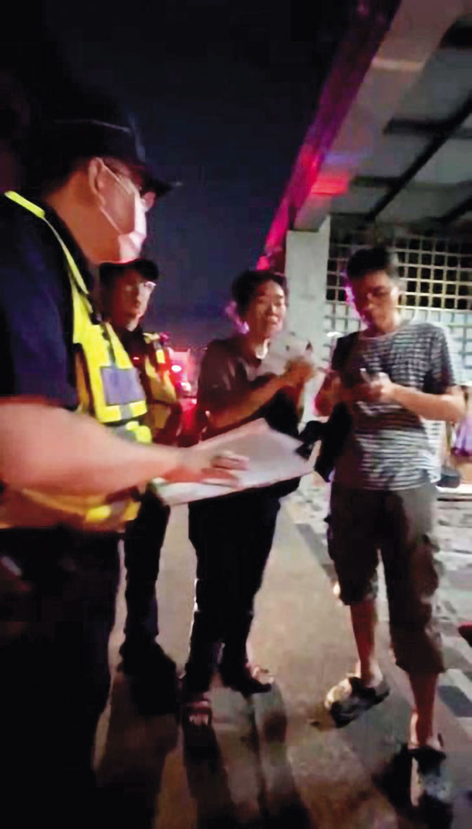 陳家姊弟在調解前一天上門鬧事,還驚動警察到場勸說。(圖/讀者提供)