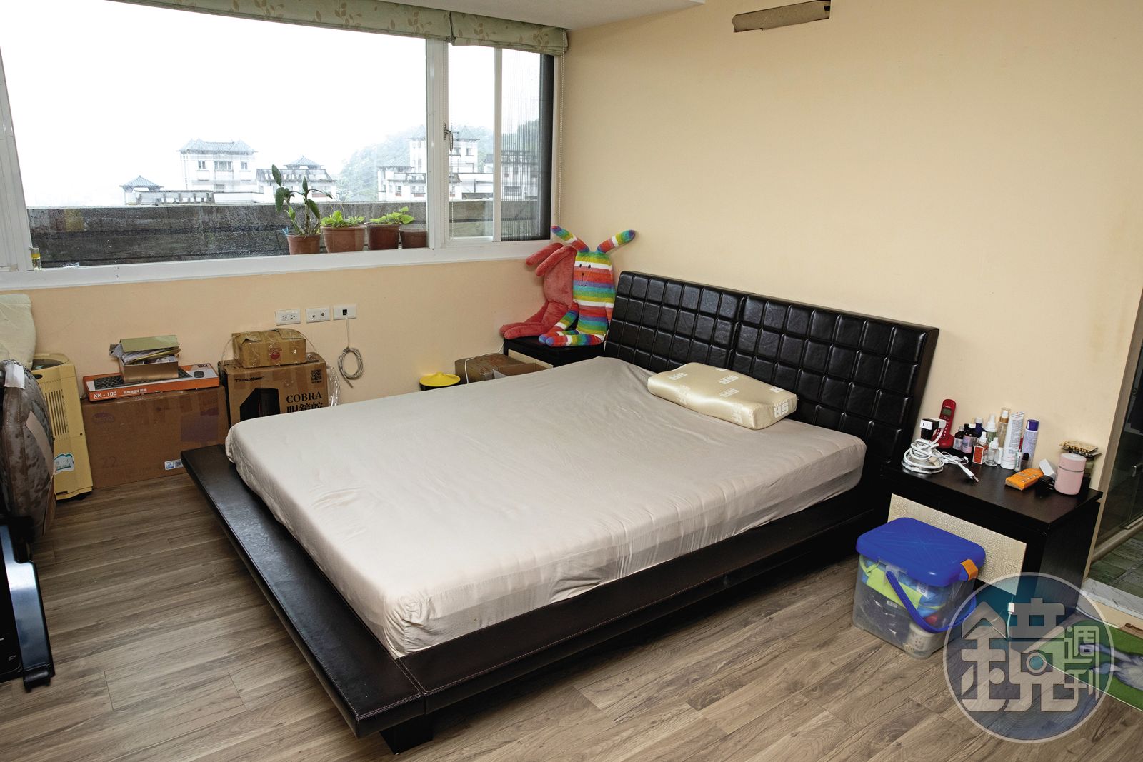 廖峻日前在新店安坑住處發病,倒臥在床。(圖/鏡週刊)
