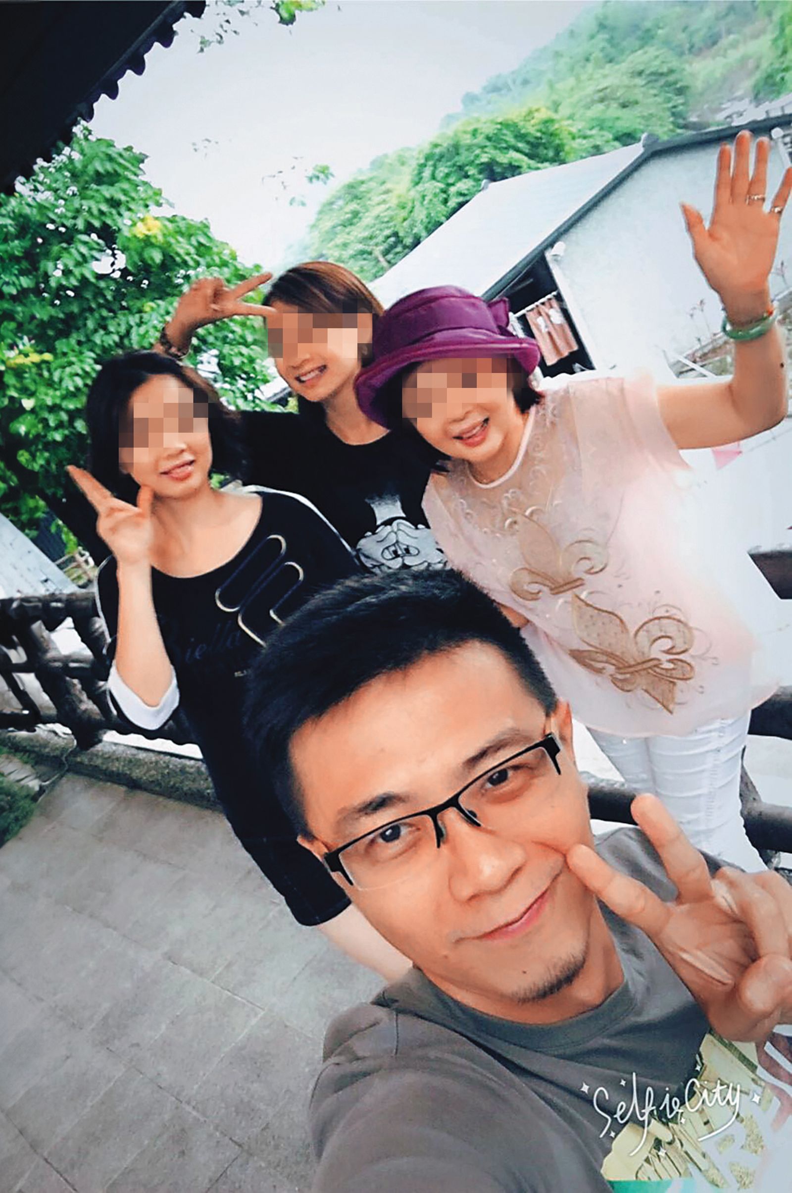 廖錦德（前）帶媽媽（後右）出遊，看得出母子感情深厚。（圖／翻攝自錦德臉書）