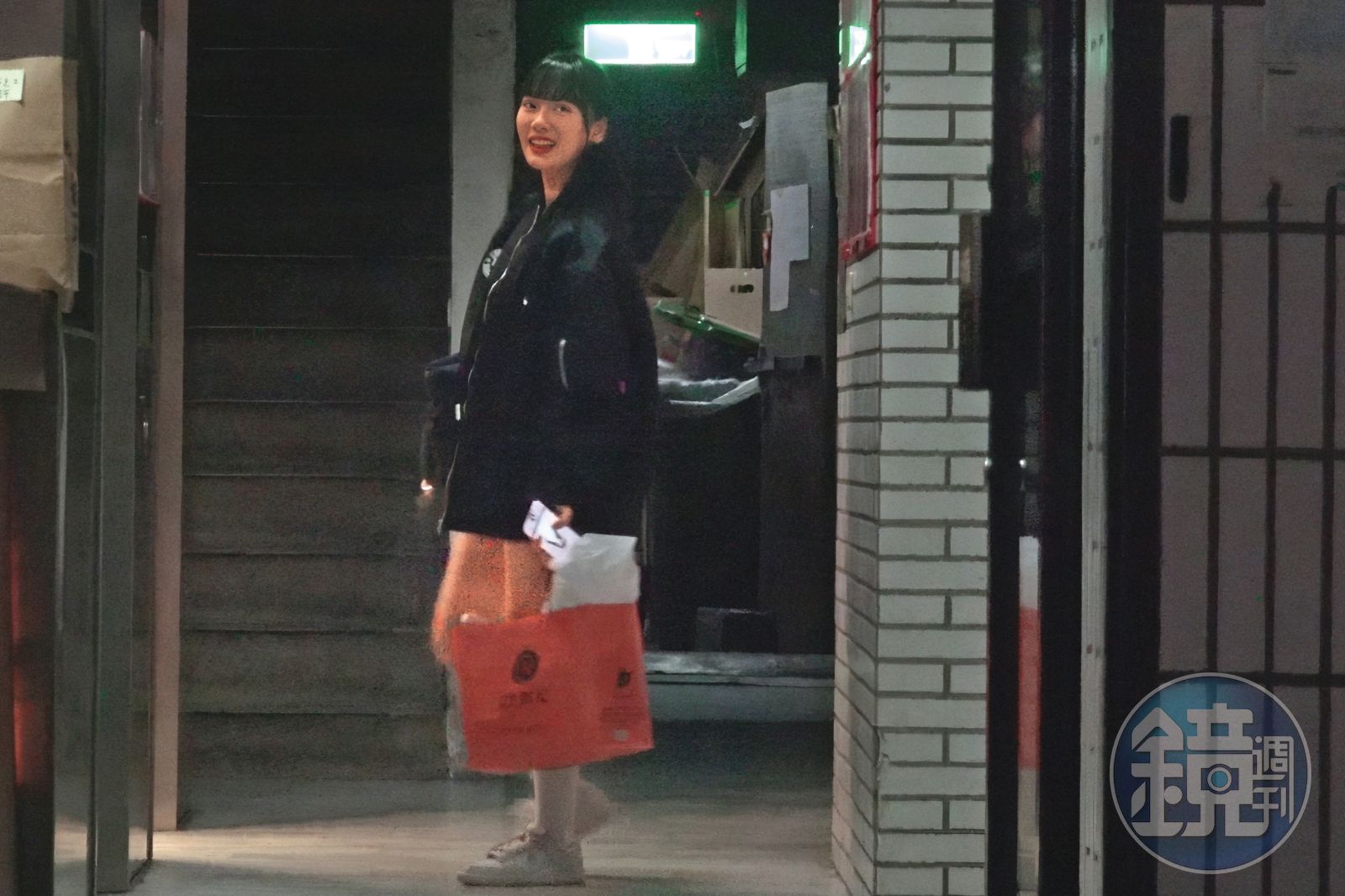 本刊日前直擊，昆娜在台北有住處可待，應是因為工作需要才作如此選擇，但也被用來約會。（圖／鏡週刊）