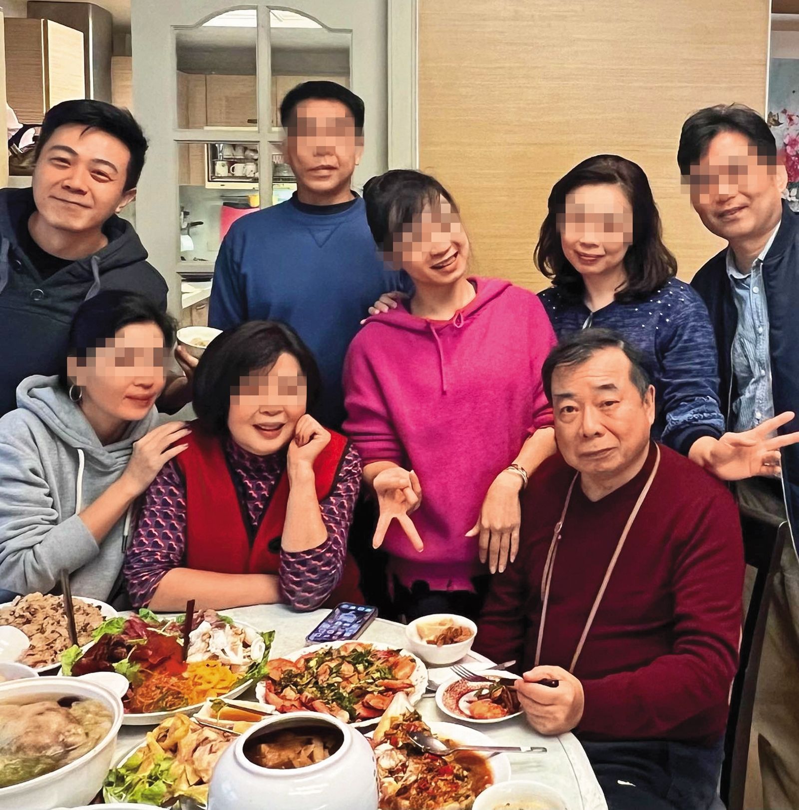 廖峻（前排右一）昔日與兒子廖錦德（後排左一）等家人和樂聚會，卻在去年離婚，結束與前妻（前排左二）約50年的婚姻。（圖／翻攝自錦德IG）