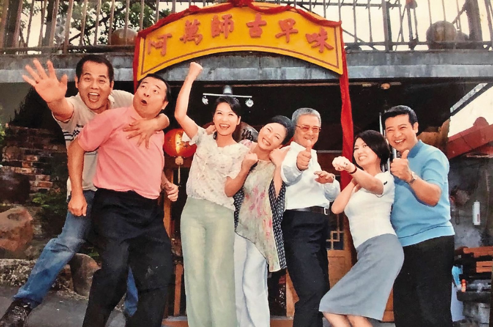 廖峻（左二）愛熱鬧，拍《天下第一味》時與演員互動熱絡。（圖／翻攝自錦德IG）