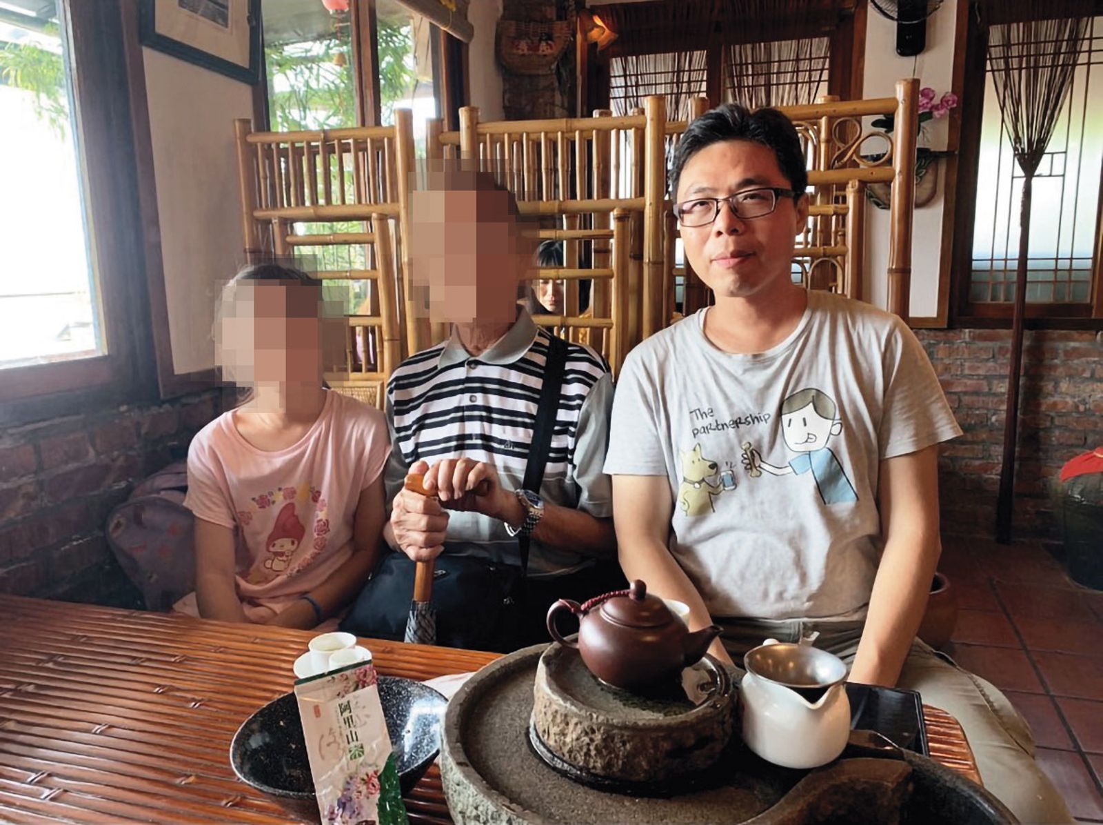 A小姐說父親(中)因病成漸凍人後,自己忙於照護,但陳錦龍(右)至岳父過世始終不聞不問。(圖/讀者提供)